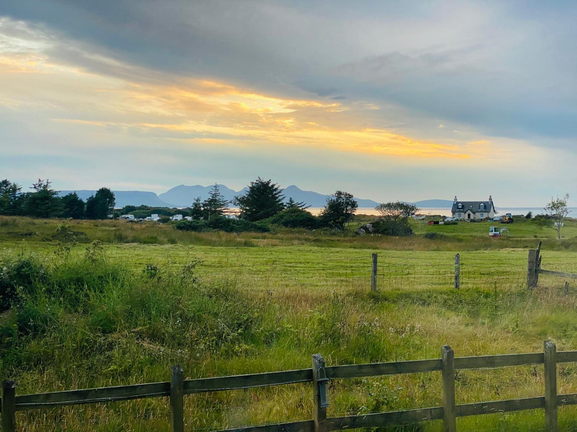 The Sheiling Holiday Home With Gorgeous Views Over The Isles อาริเซก ภายนอก รูปภาพ